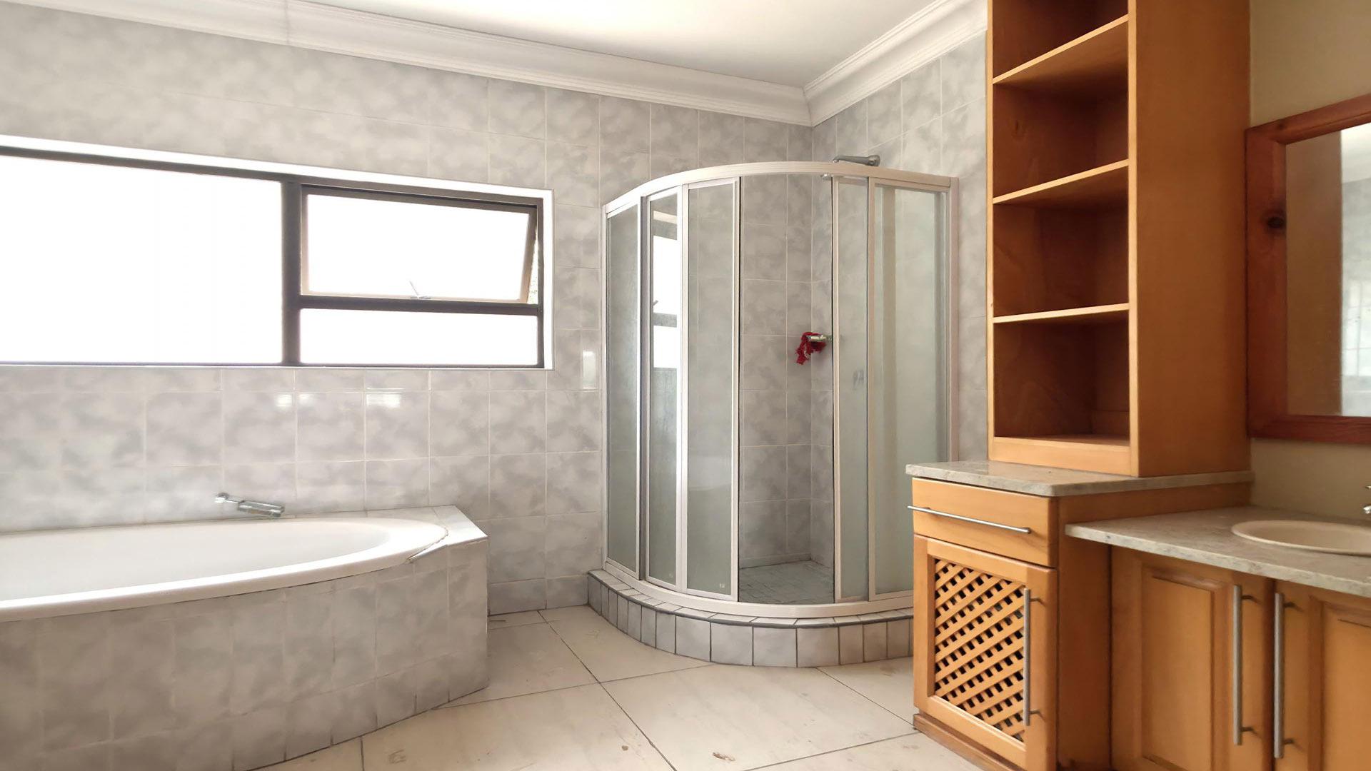 Main Bathroom of property in Ifafi