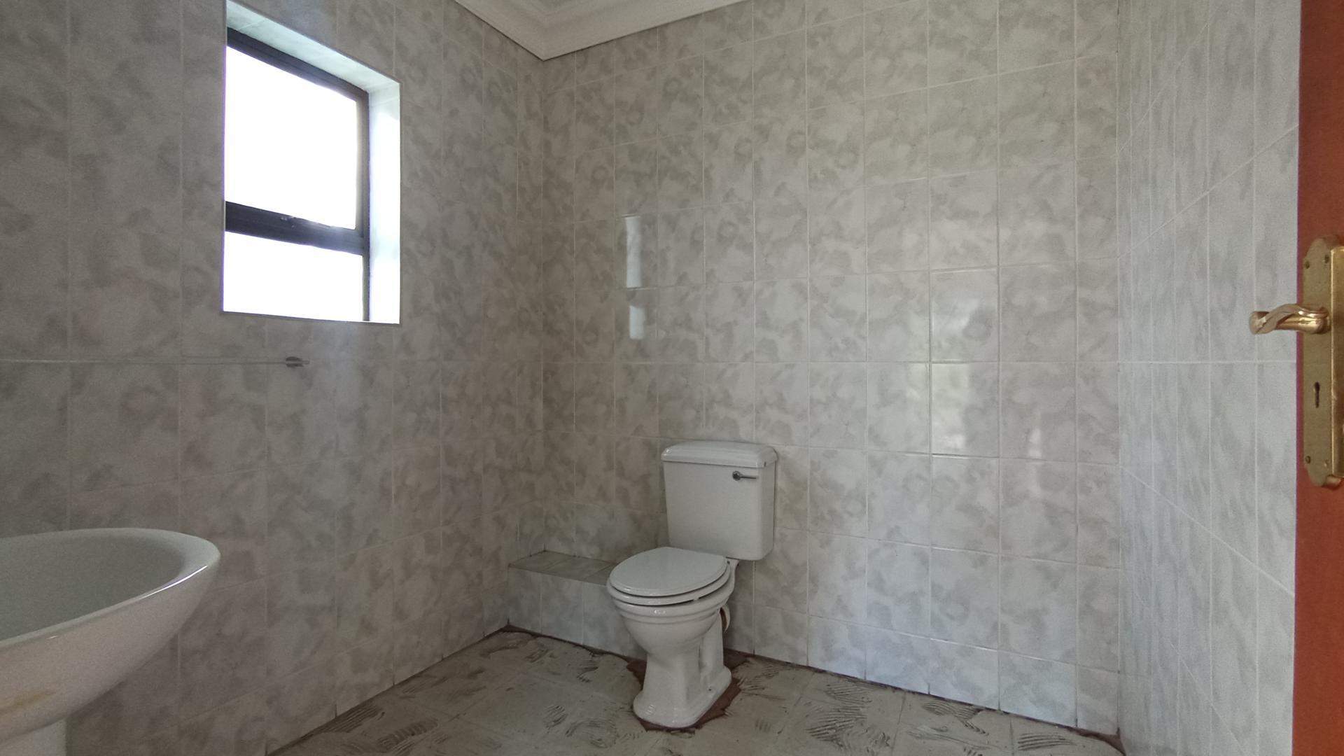 Bathroom 2 - 5 square meters of property in Ifafi