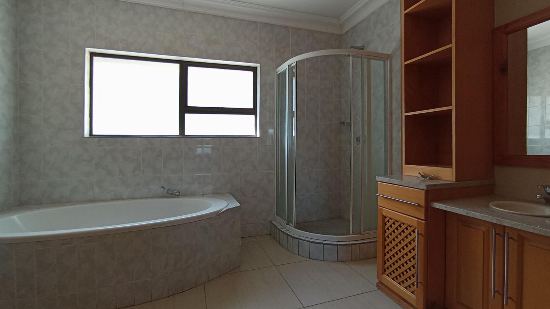 Bathroom 3+ - 18 square meters of property in Ifafi