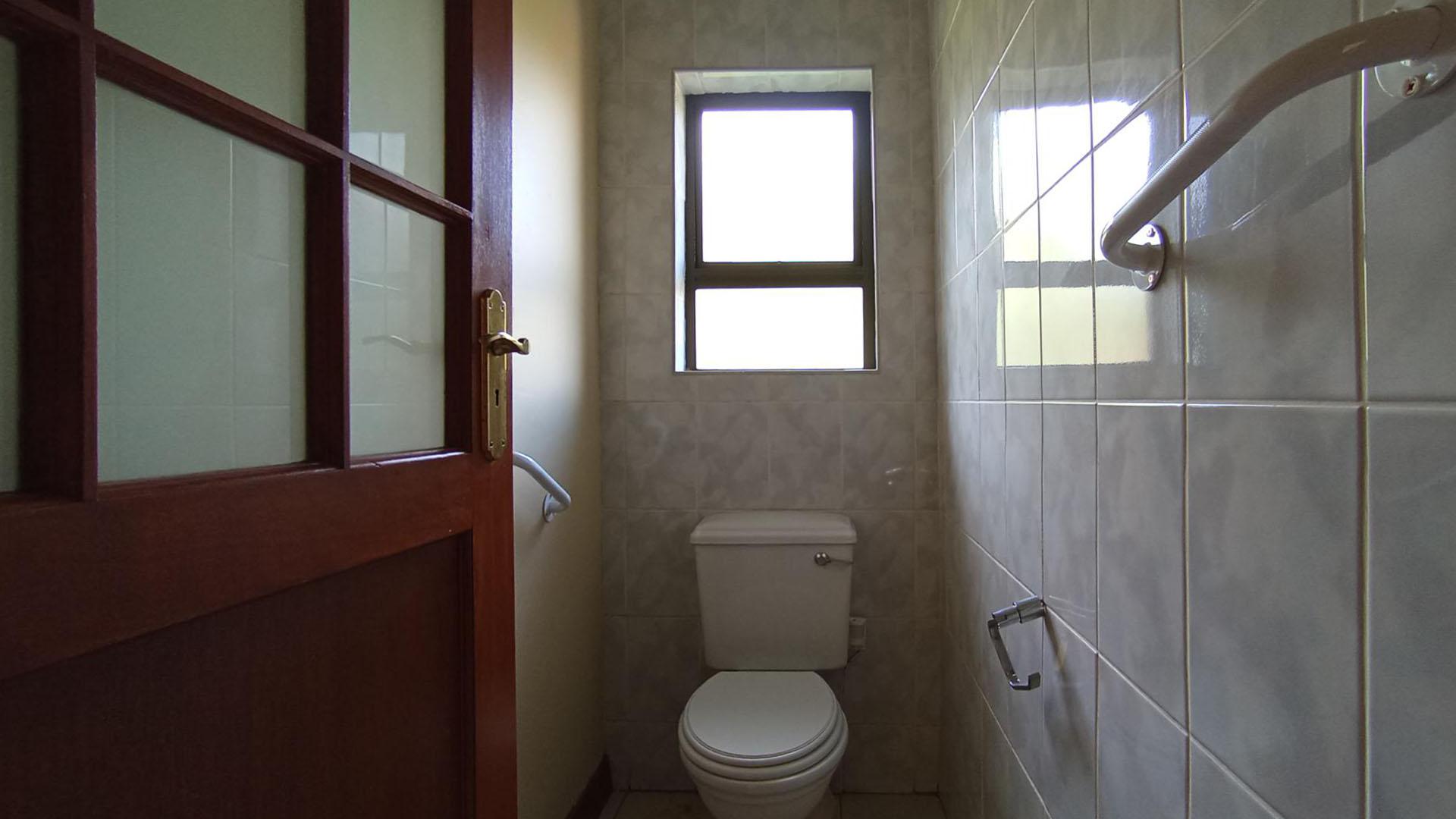 Main Bathroom - 11 square meters of property in Ifafi