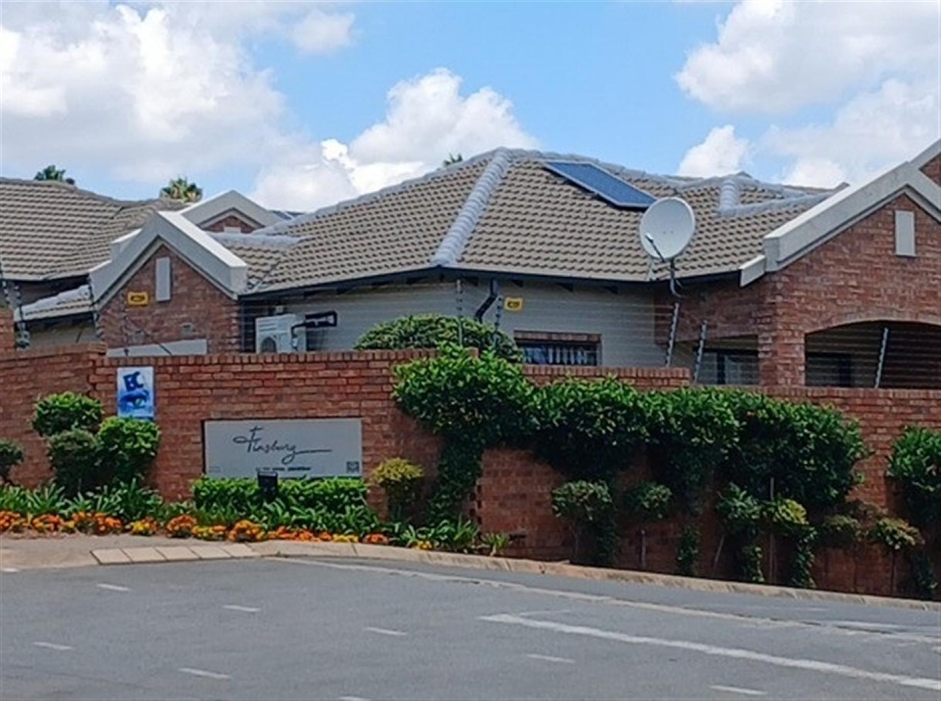 Front View of property in Bromhof