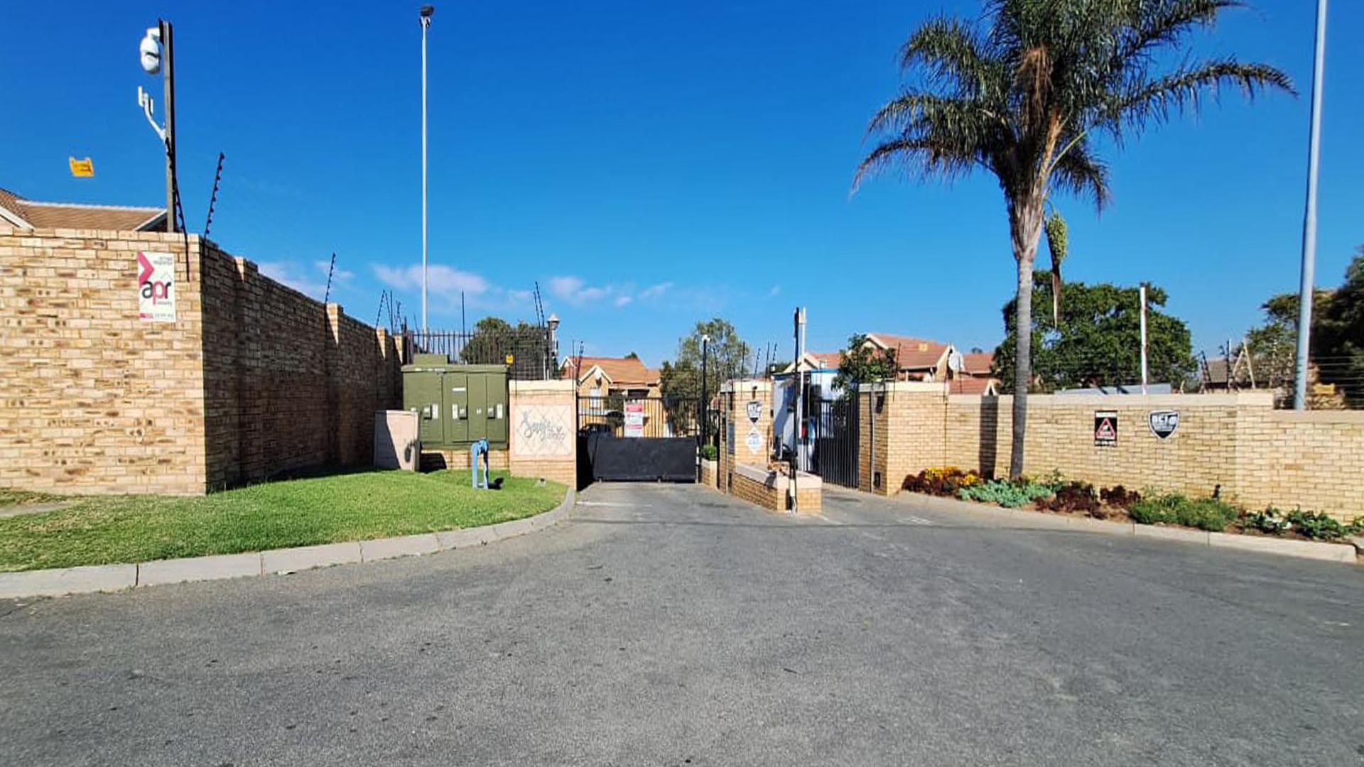 Front View of property in Honey Park