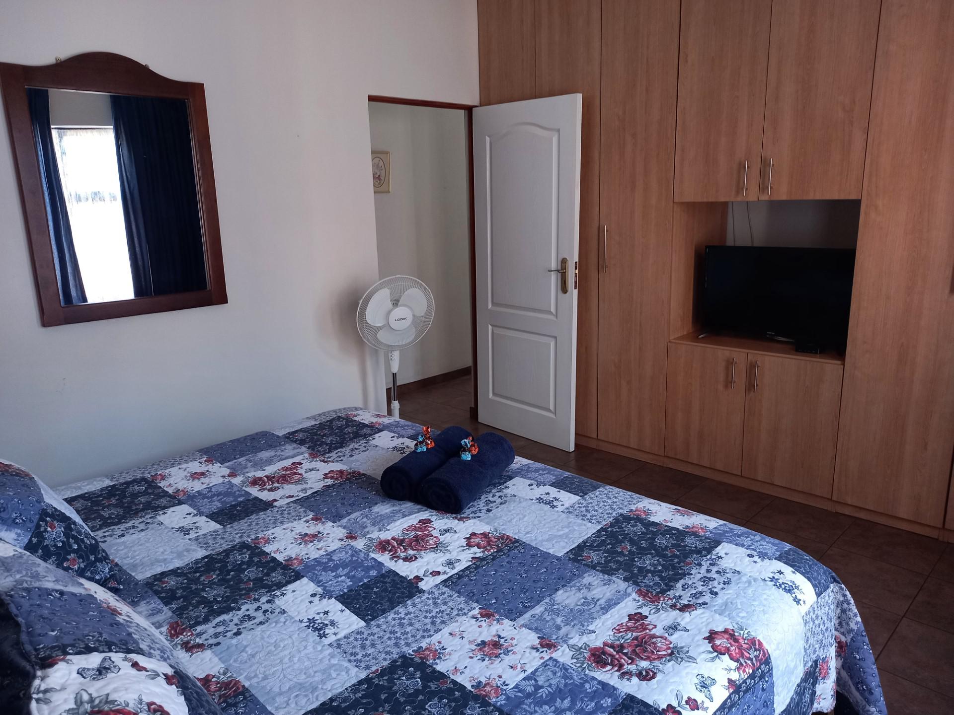 Bed Room 1 - 17 square meters of property in Vanderbijlpark