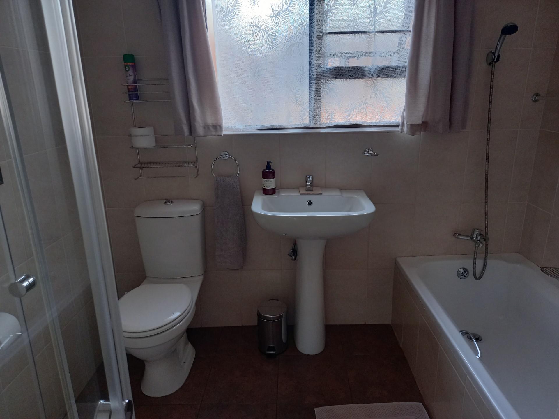Bathroom 2 - 3 square meters of property in Vanderbijlpark