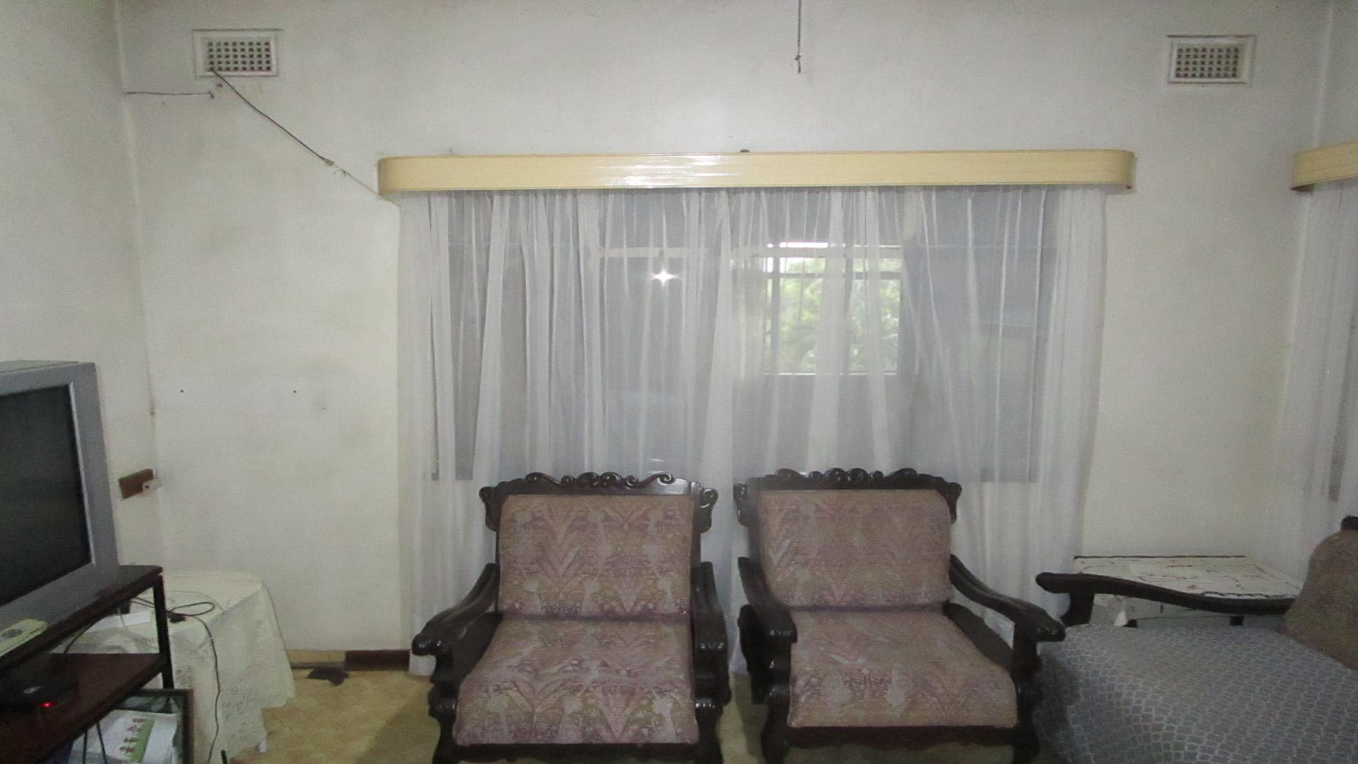 Lounges - 10 square meters of property in Clare Hills