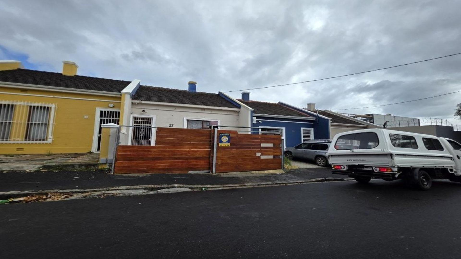 Front View of property in Woodstock