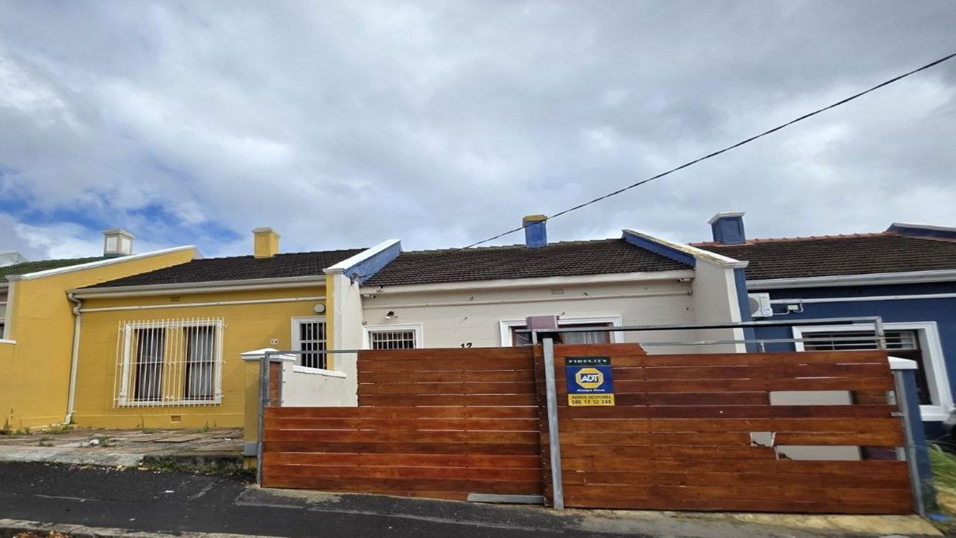 Front View of property in Woodstock