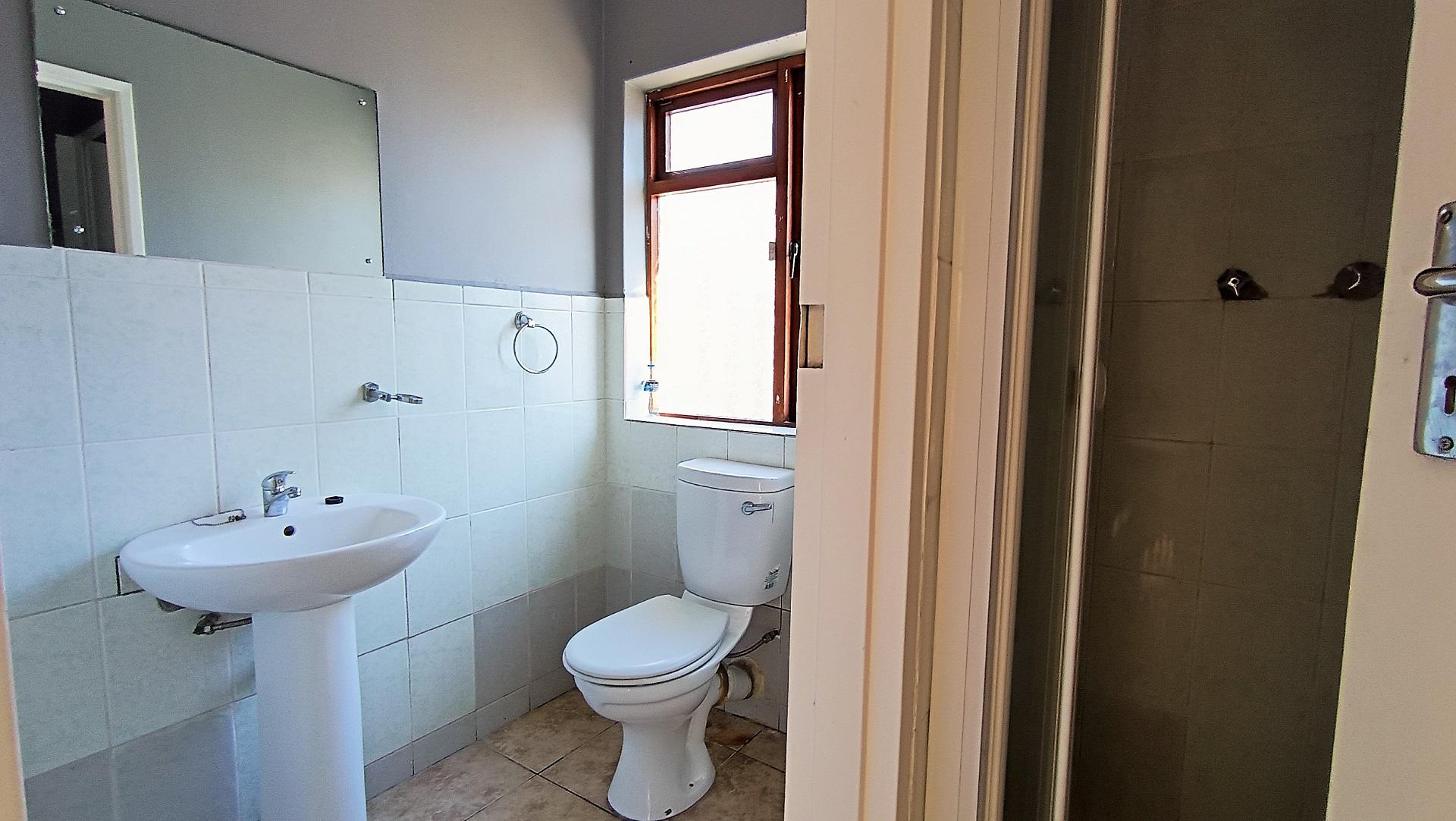 Bathroom 1 - 5 square meters of property in Grassy Park