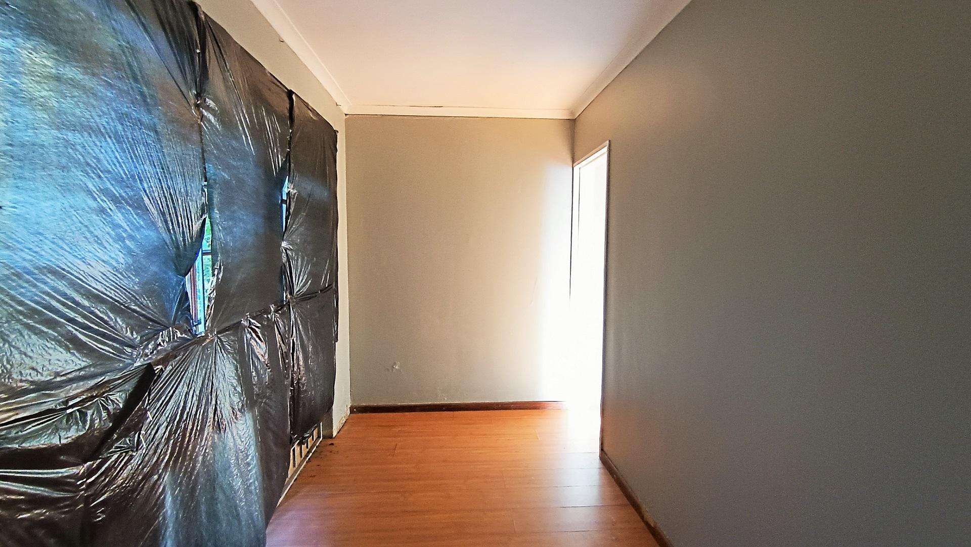 Bed Room 1 - 23 square meters of property in Grassy Park