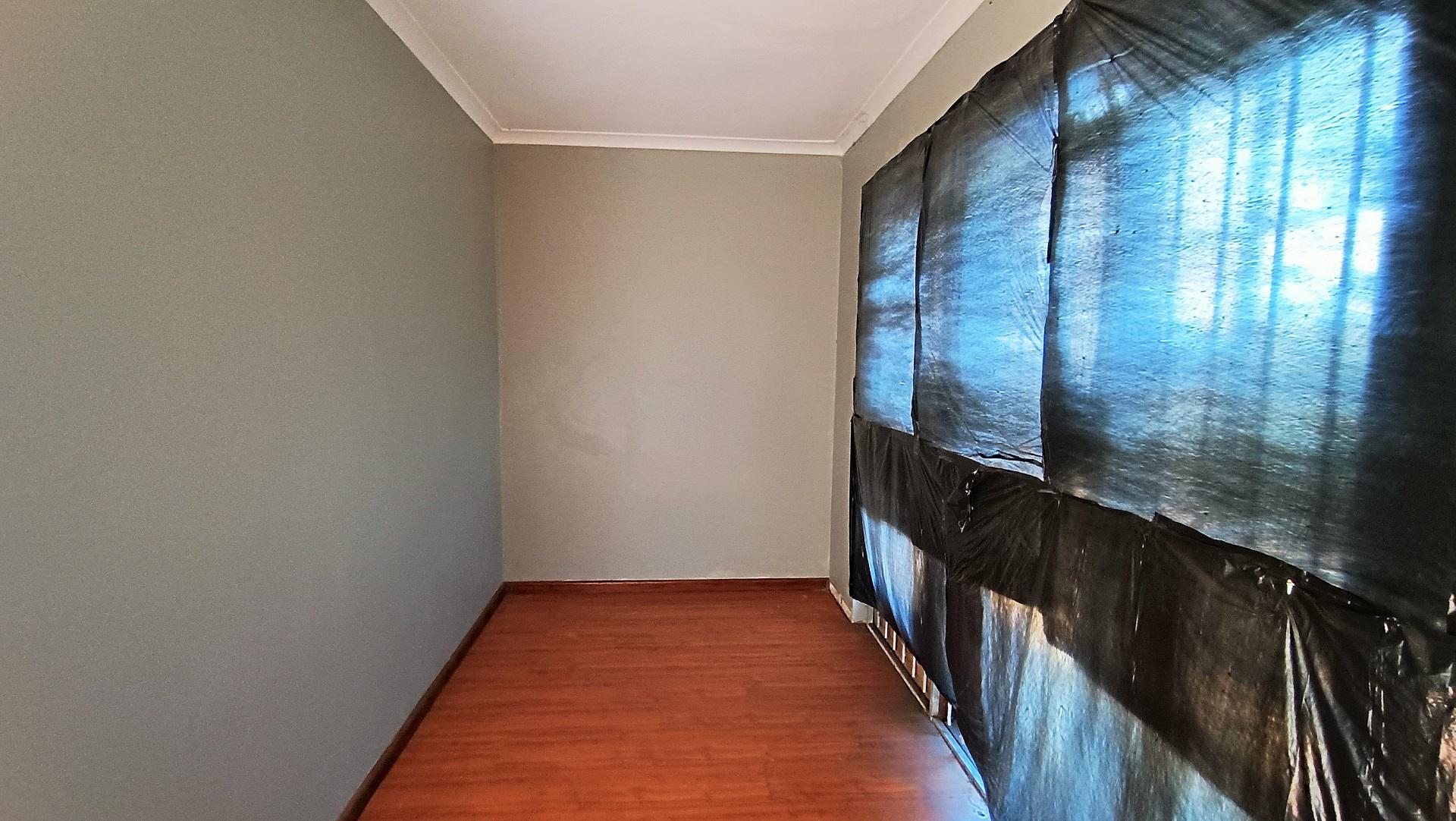 Bed Room 1 - 23 square meters of property in Grassy Park