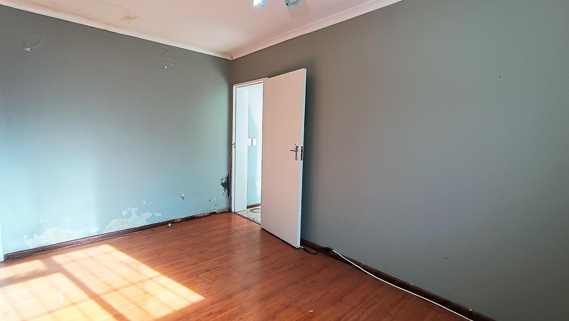 Bed Room 1 - 23 square meters of property in Grassy Park