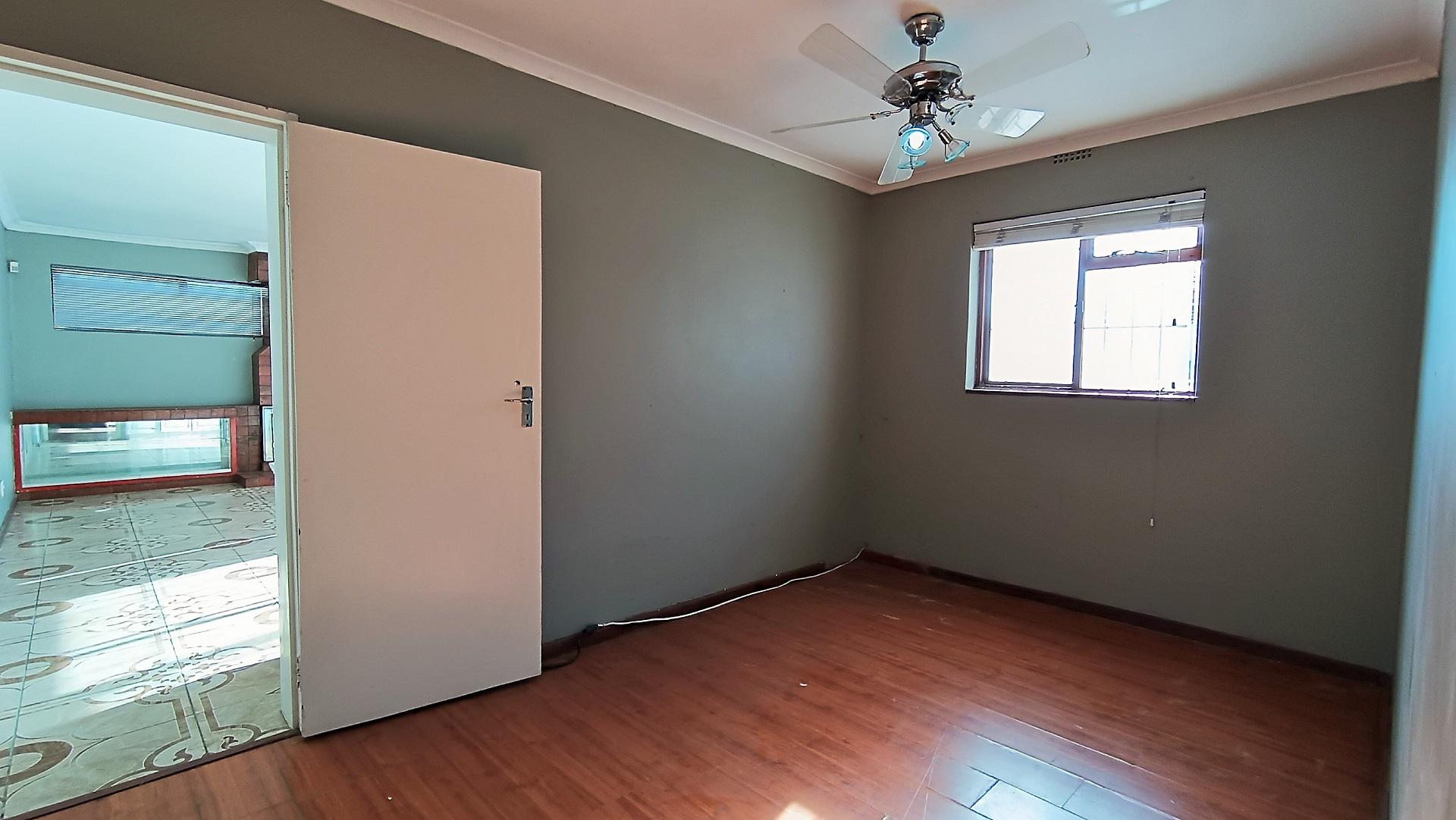 Bed Room 1 - 23 square meters of property in Grassy Park