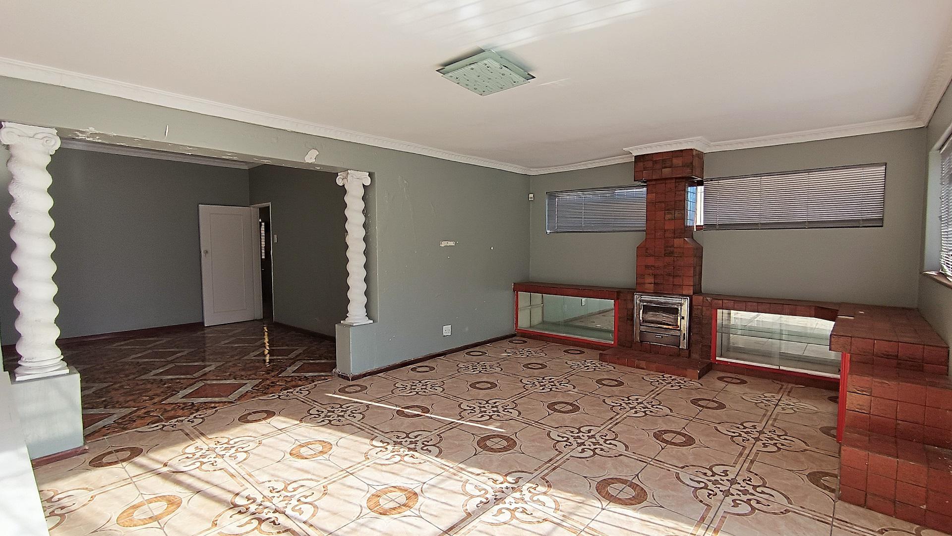Entertainment - 28 square meters of property in Grassy Park