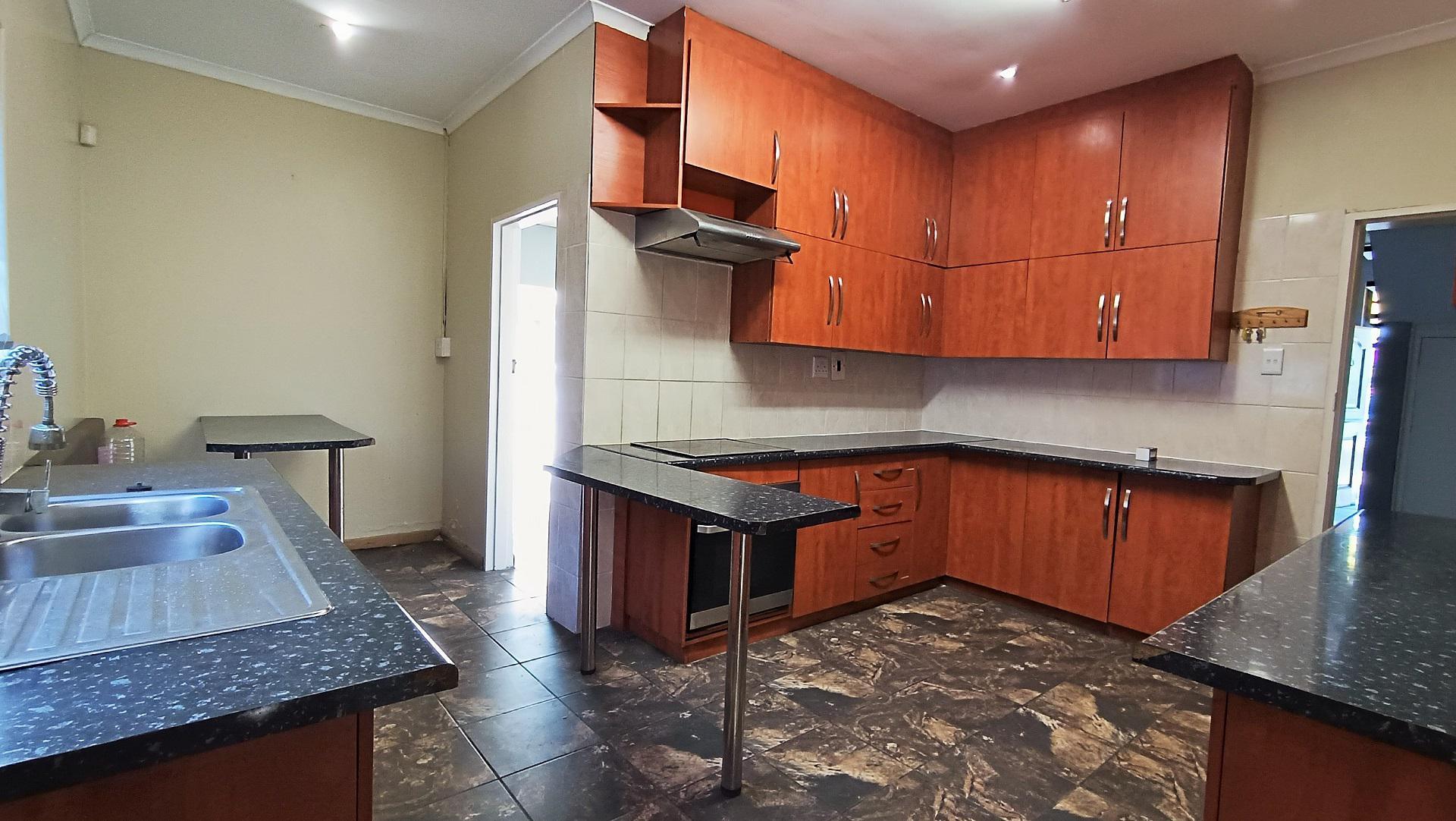 Kitchen - 20 square meters of property in Grassy Park