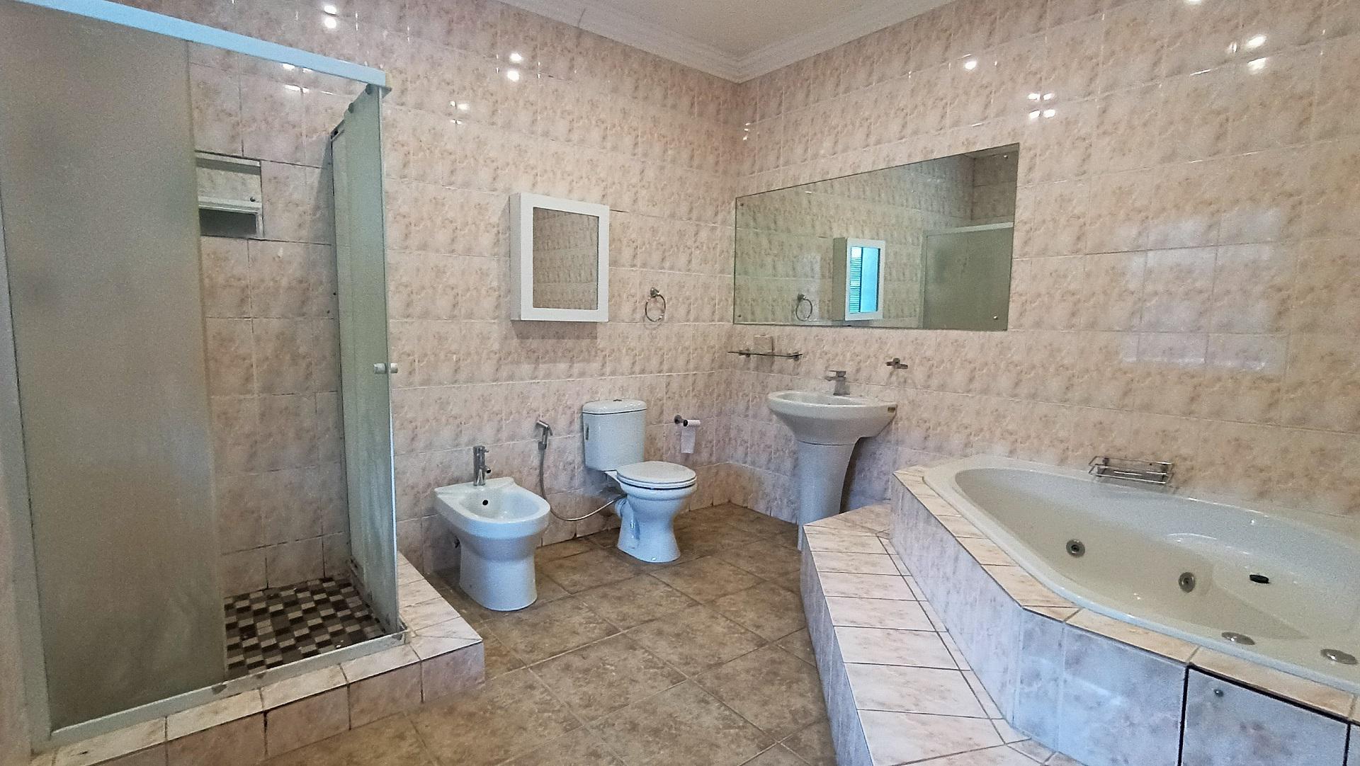 Main Bathroom - 11 square meters of property in Grassy Park