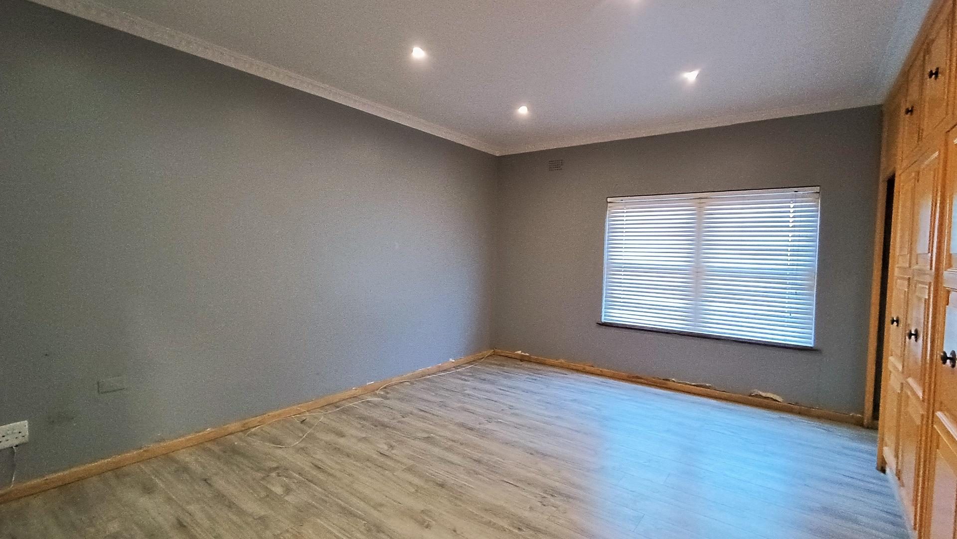 Main Bedroom - 46 square meters of property in Grassy Park