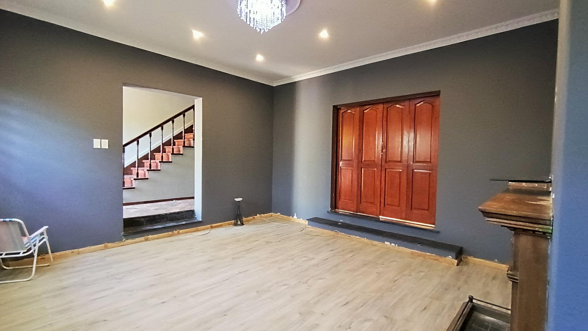 Lounges - 29 square meters of property in Grassy Park