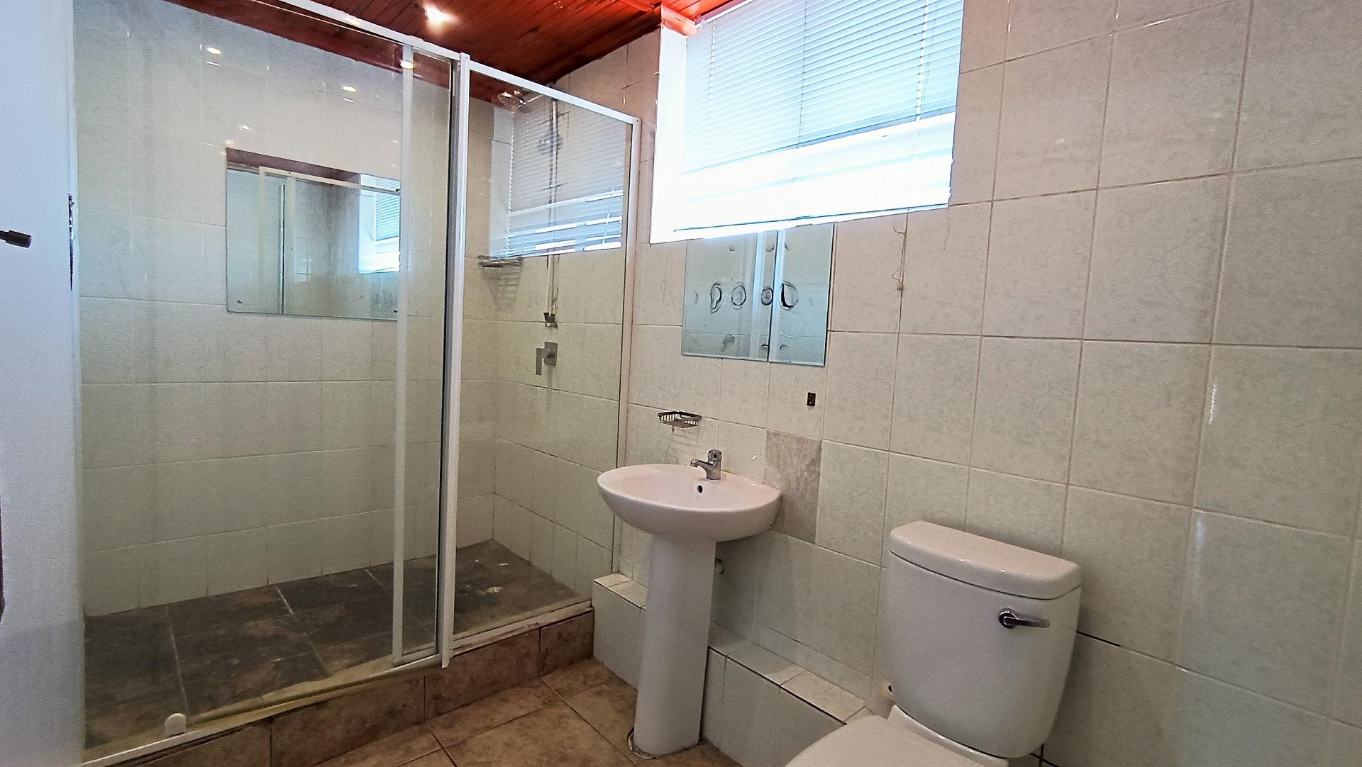 Bathroom 2 - 8 square meters of property in Grassy Park