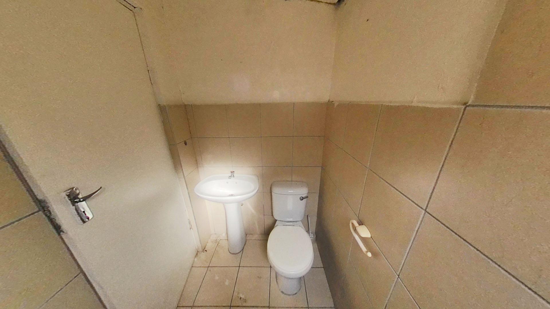 Bathroom 2 - 3 square meters of property in Queensburgh