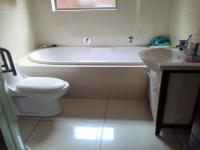 Main Bathroom - 6 square meters of property in Ravenswood