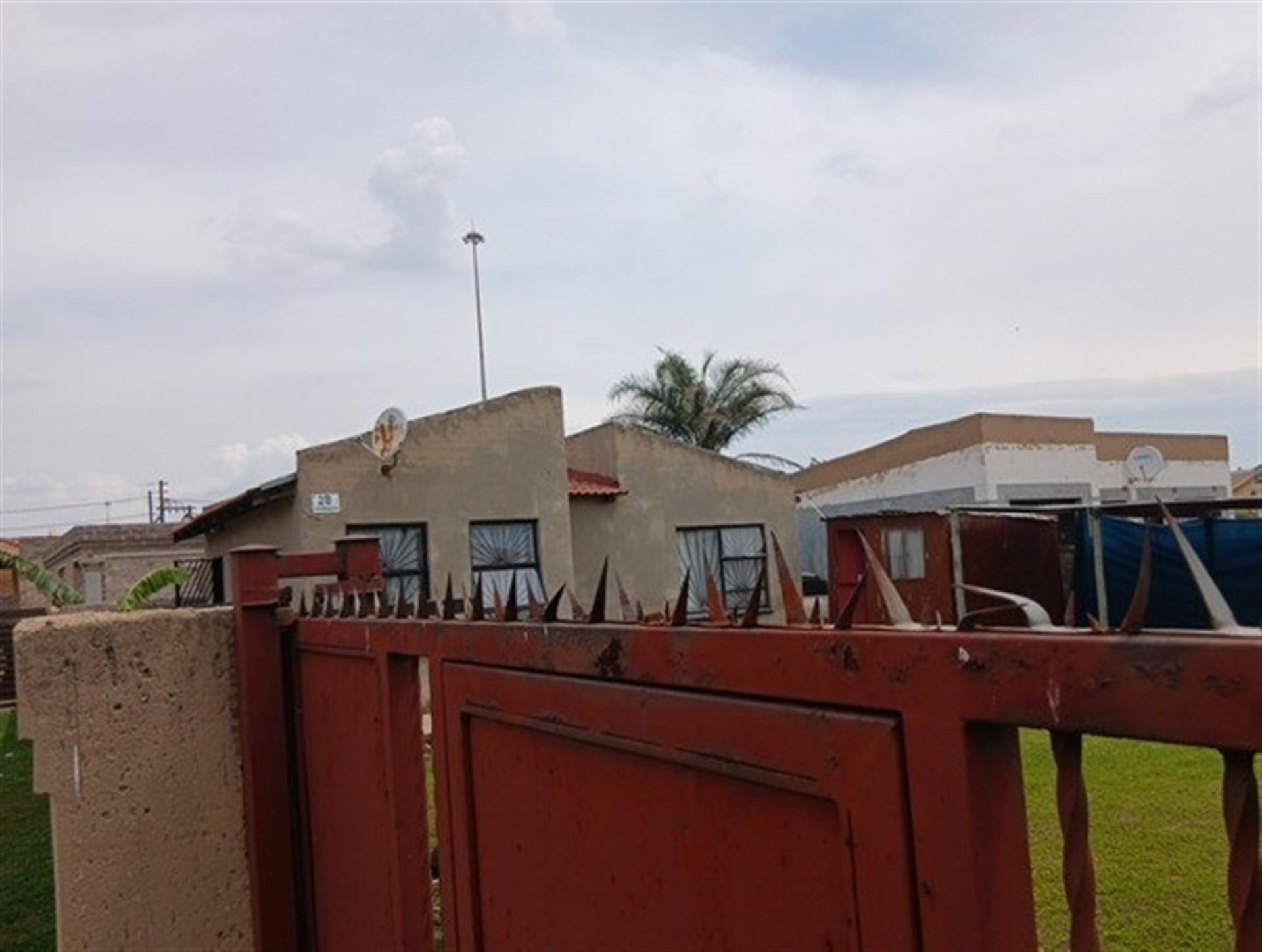 Front View of property in Leachville