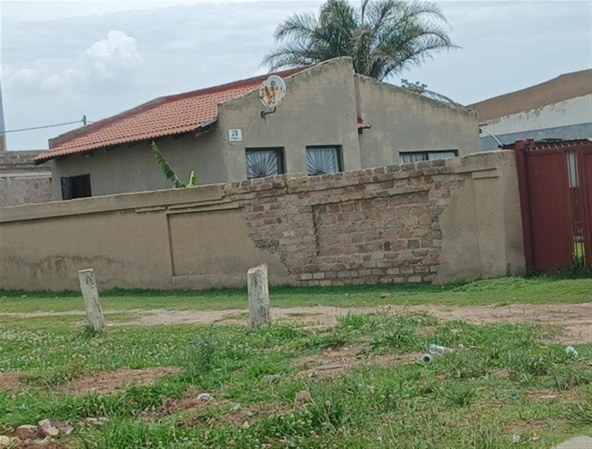 Front View of property in Leachville