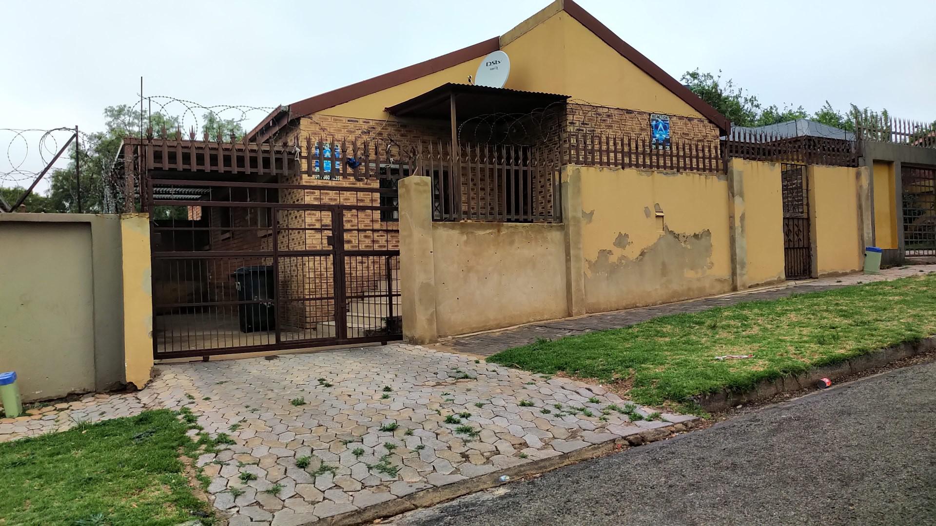 Front View of property in Jan Hofmeyr
