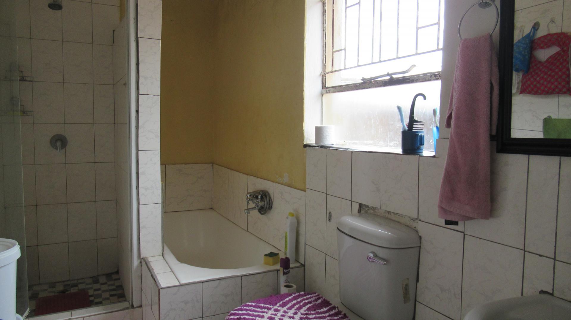 Bathroom 1 - 7 square meters of property in Jan Hofmeyr