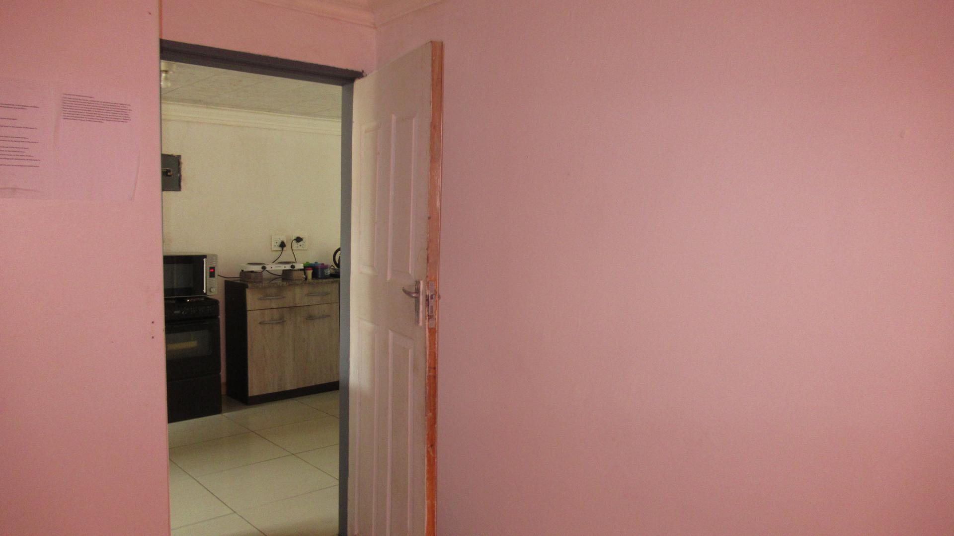 Bed Room 1 - 12 square meters of property in Jan Hofmeyr