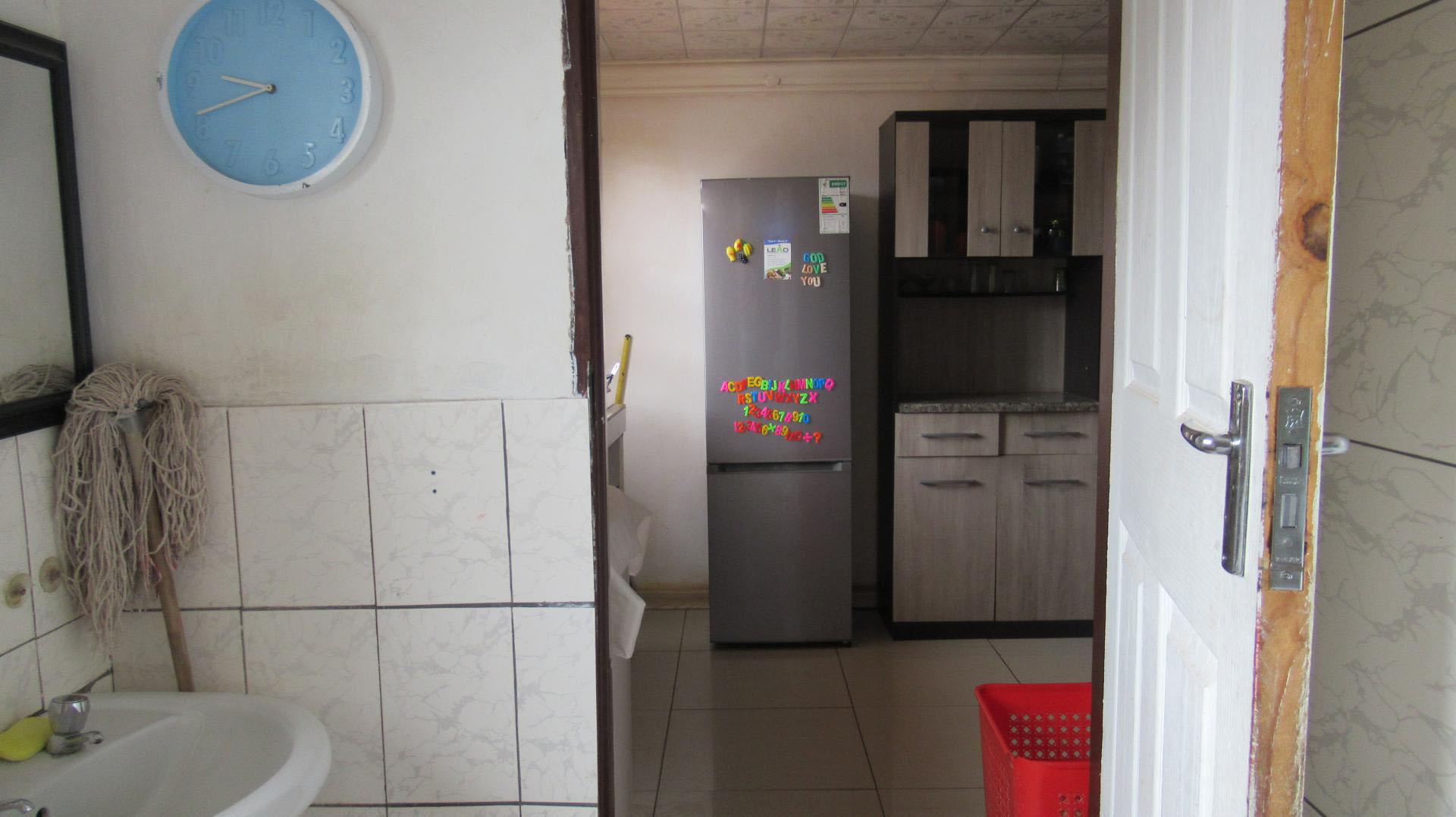 Bathroom 1 - 7 square meters of property in Jan Hofmeyr