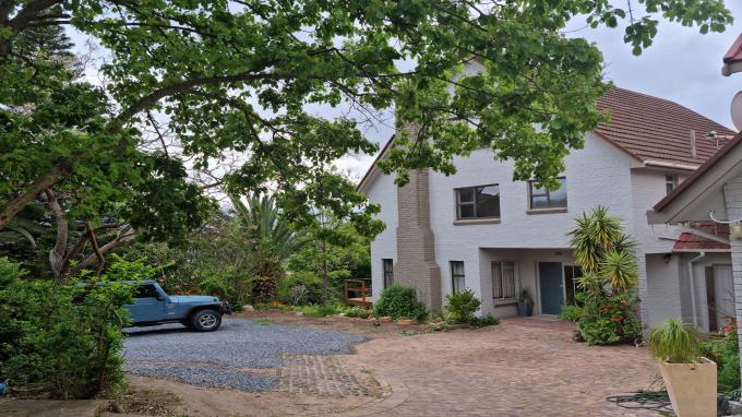 6 Bedroom House for Sale For Sale in Somerset West - Private Sale - MR480941