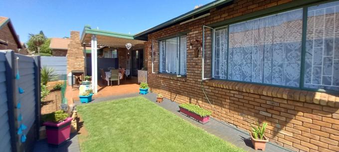 3 Bedroom Simplex for Sale For Sale in Rooihuiskraal North - MR480943