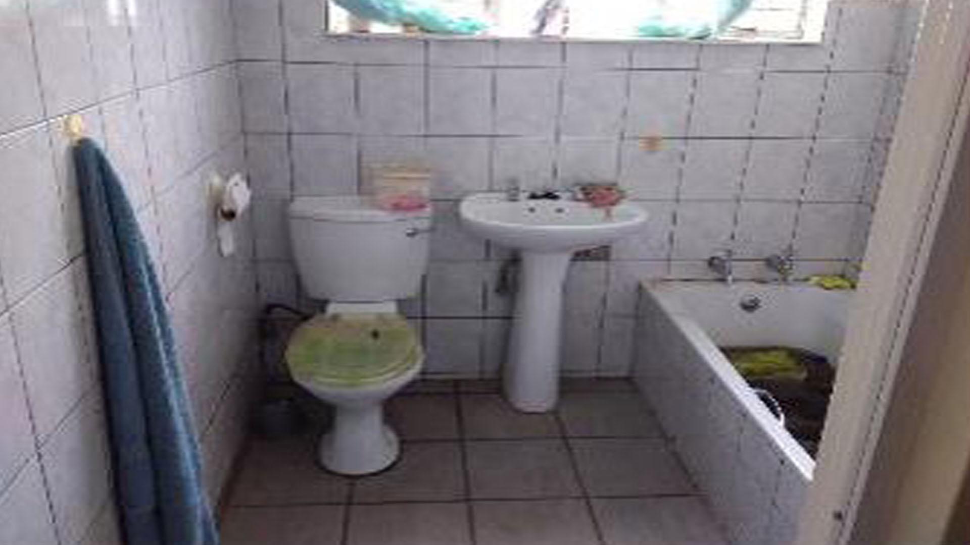 Bathroom 1 of property in Barberton