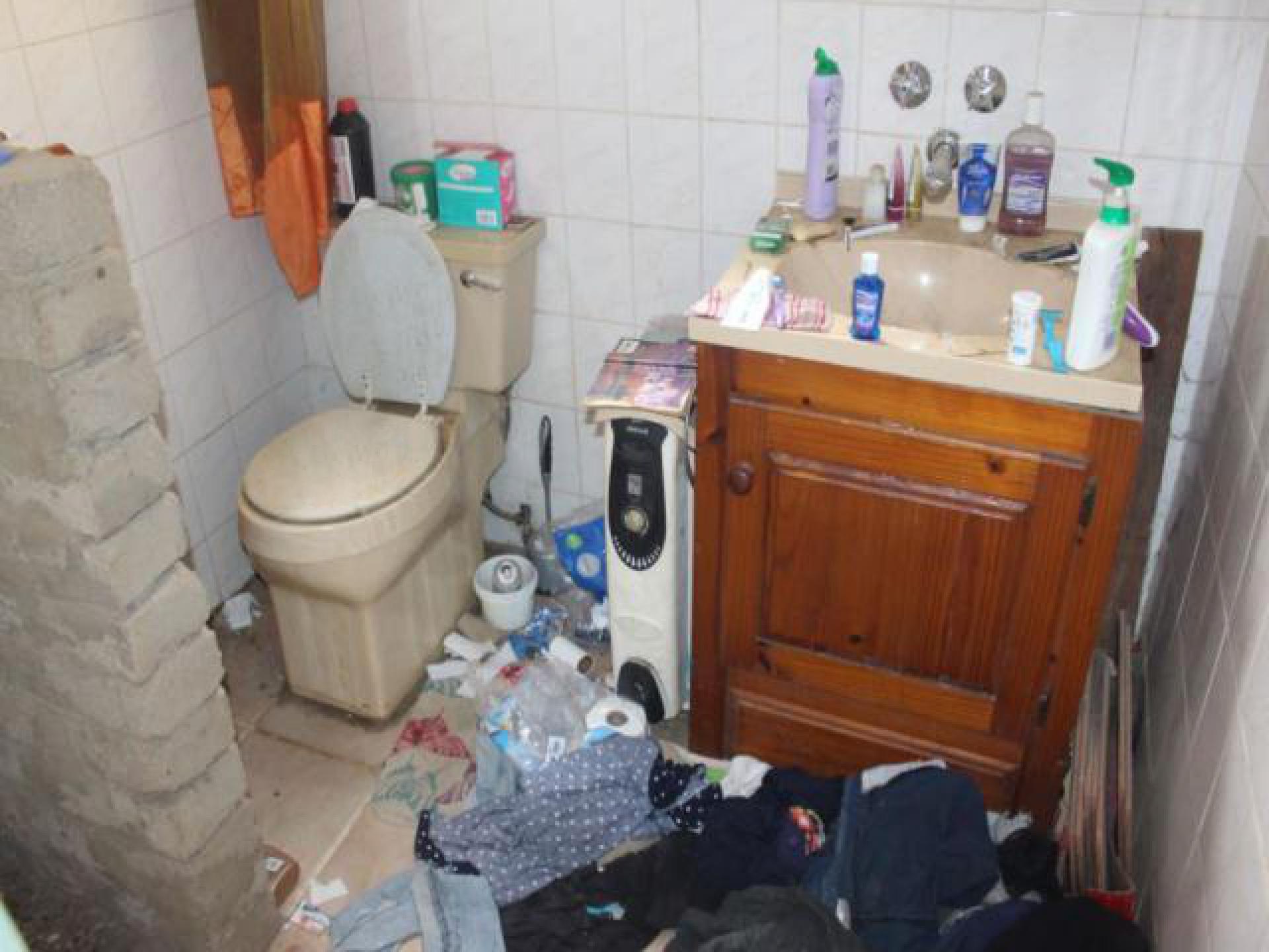 Bathroom 1 of property in Barberton