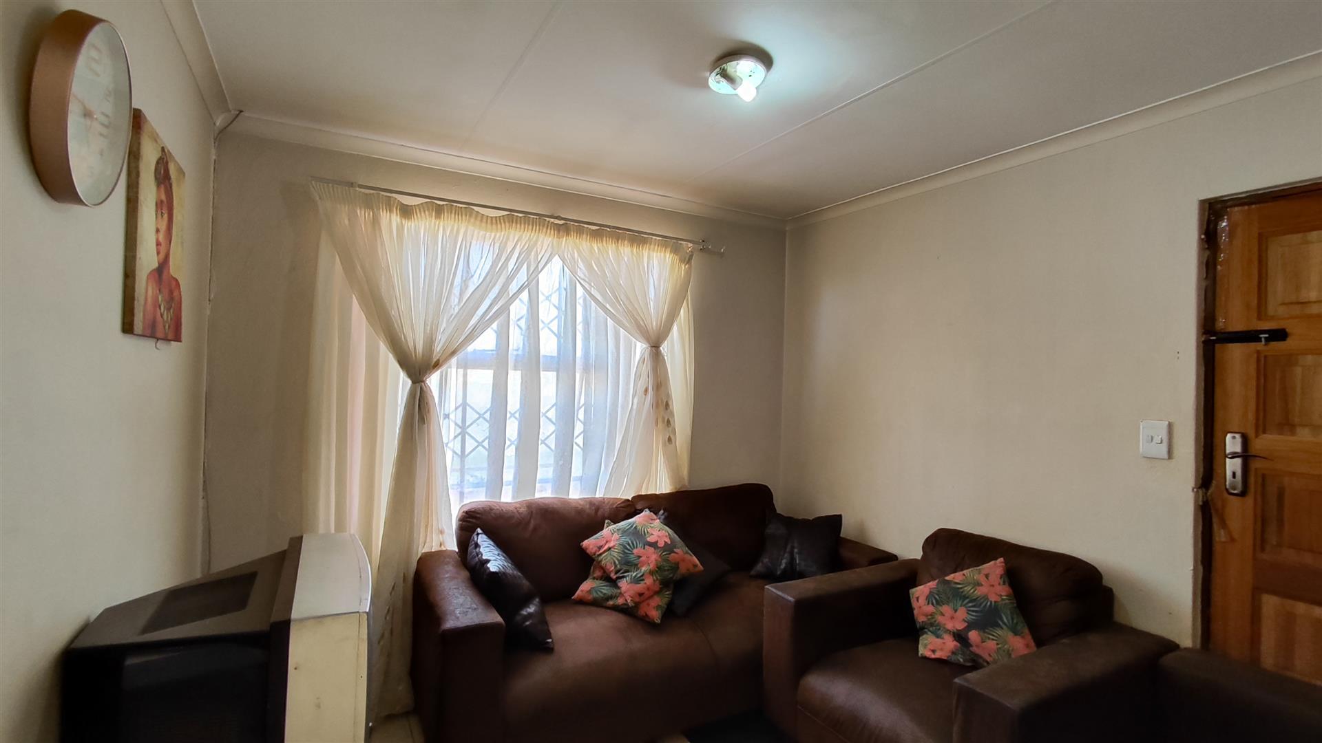 Lounges - 11 square meters of property in Alliance