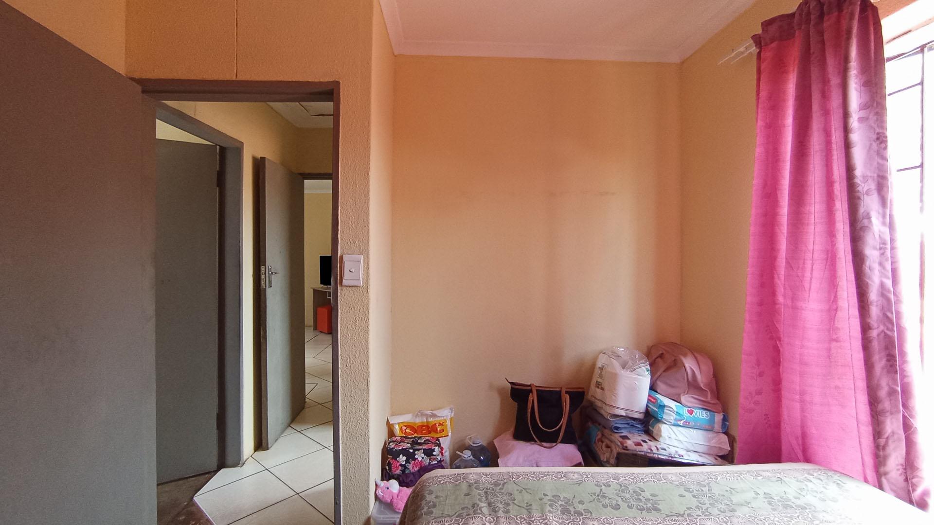 Bed Room 1 - 8 square meters of property in Clarina