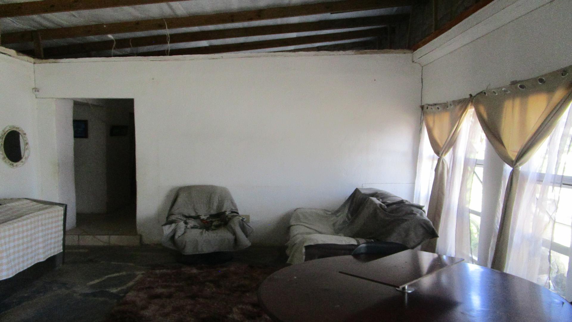 Lounges - 30 square meters of property in Bluff