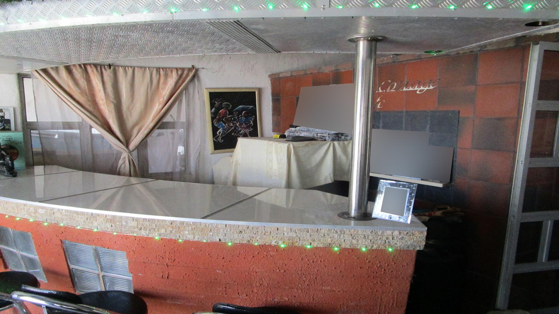 Lounges - 30 square meters of property in Bluff