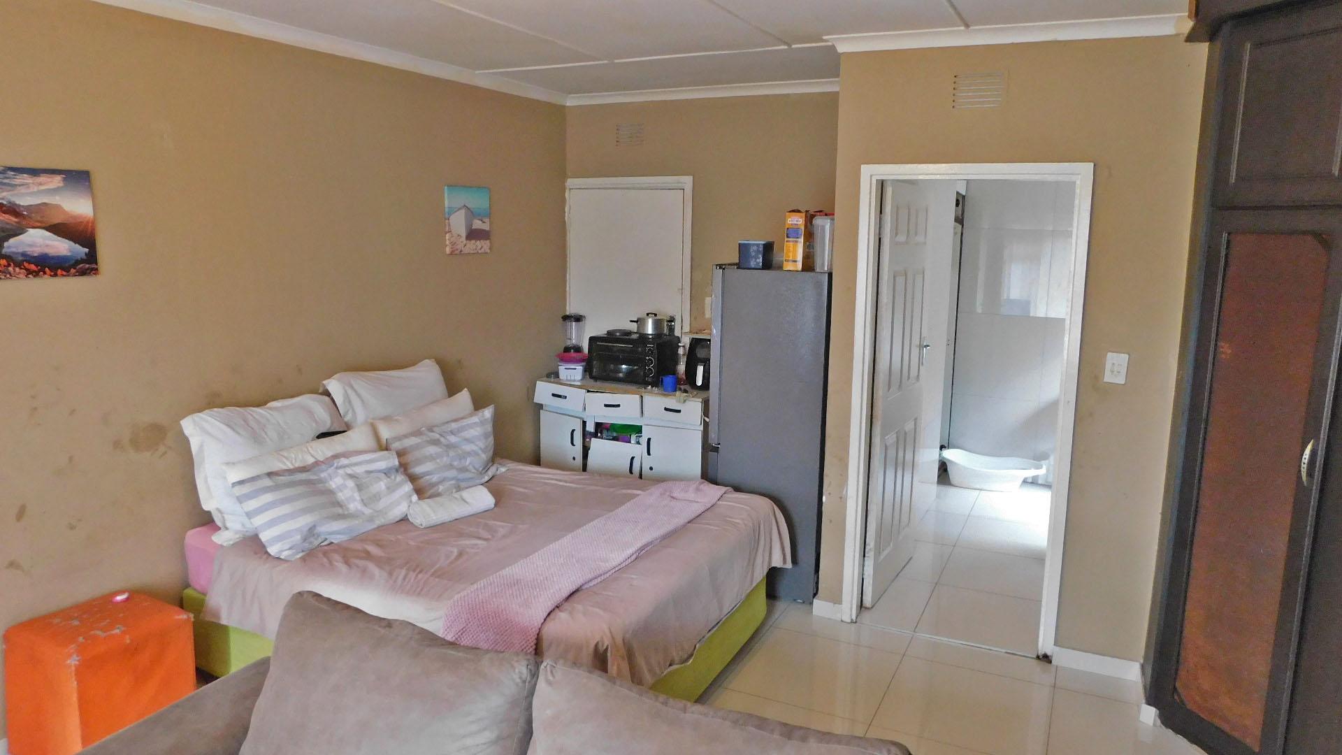Main Bedroom - 25 square meters of property in Westridge