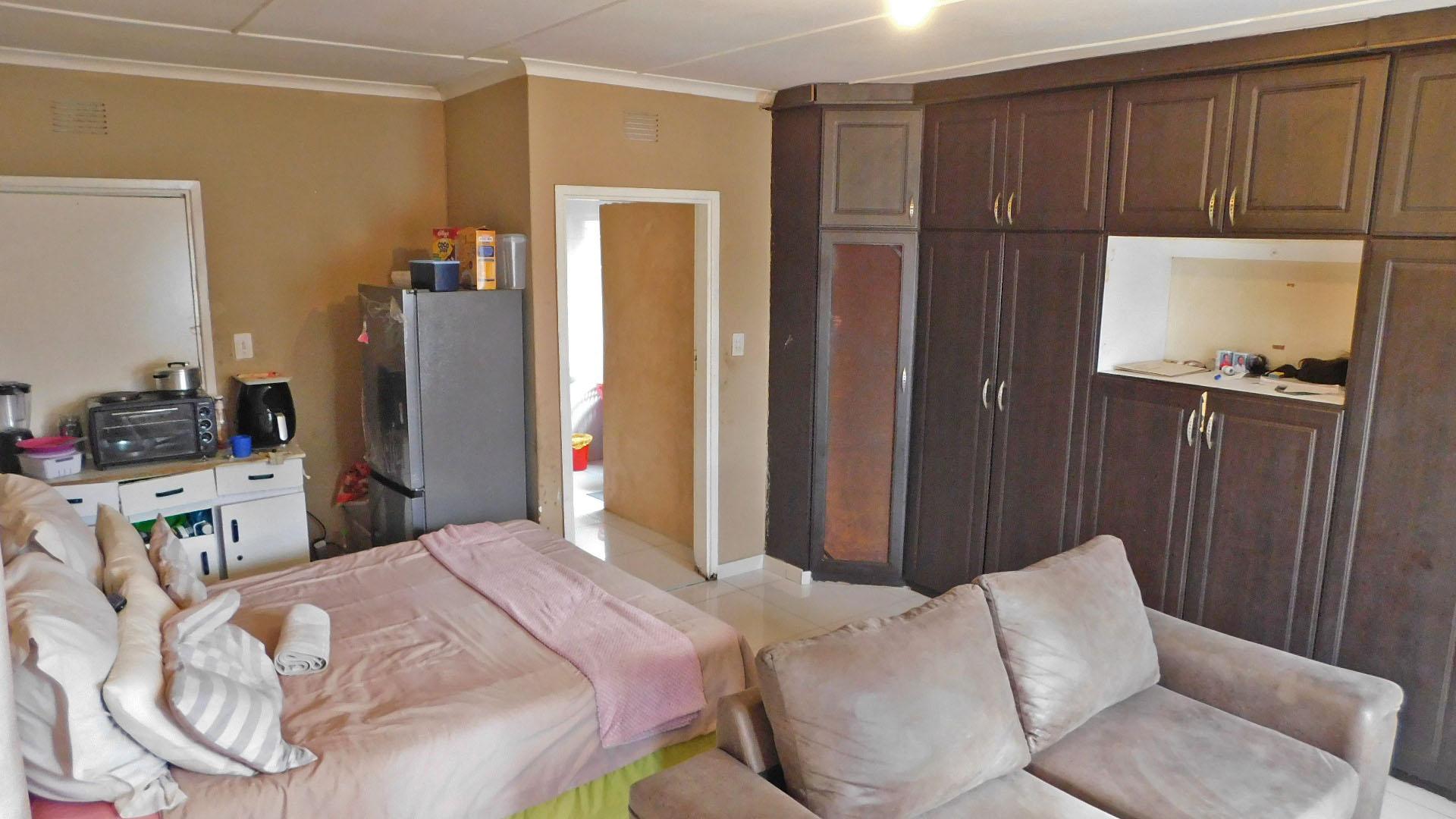 Main Bedroom - 25 square meters of property in Westridge