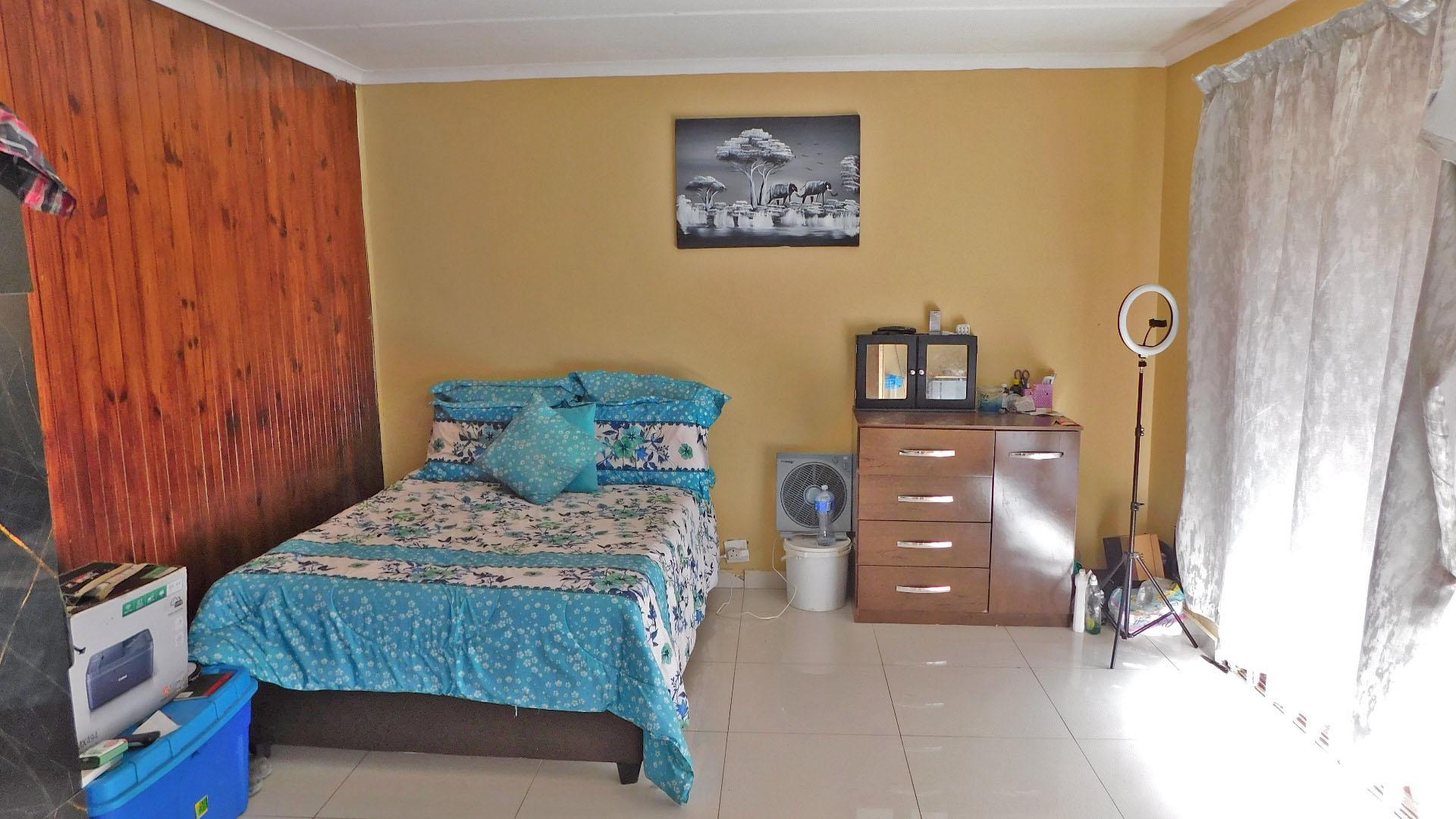 Lounges - 20 square meters of property in Westridge