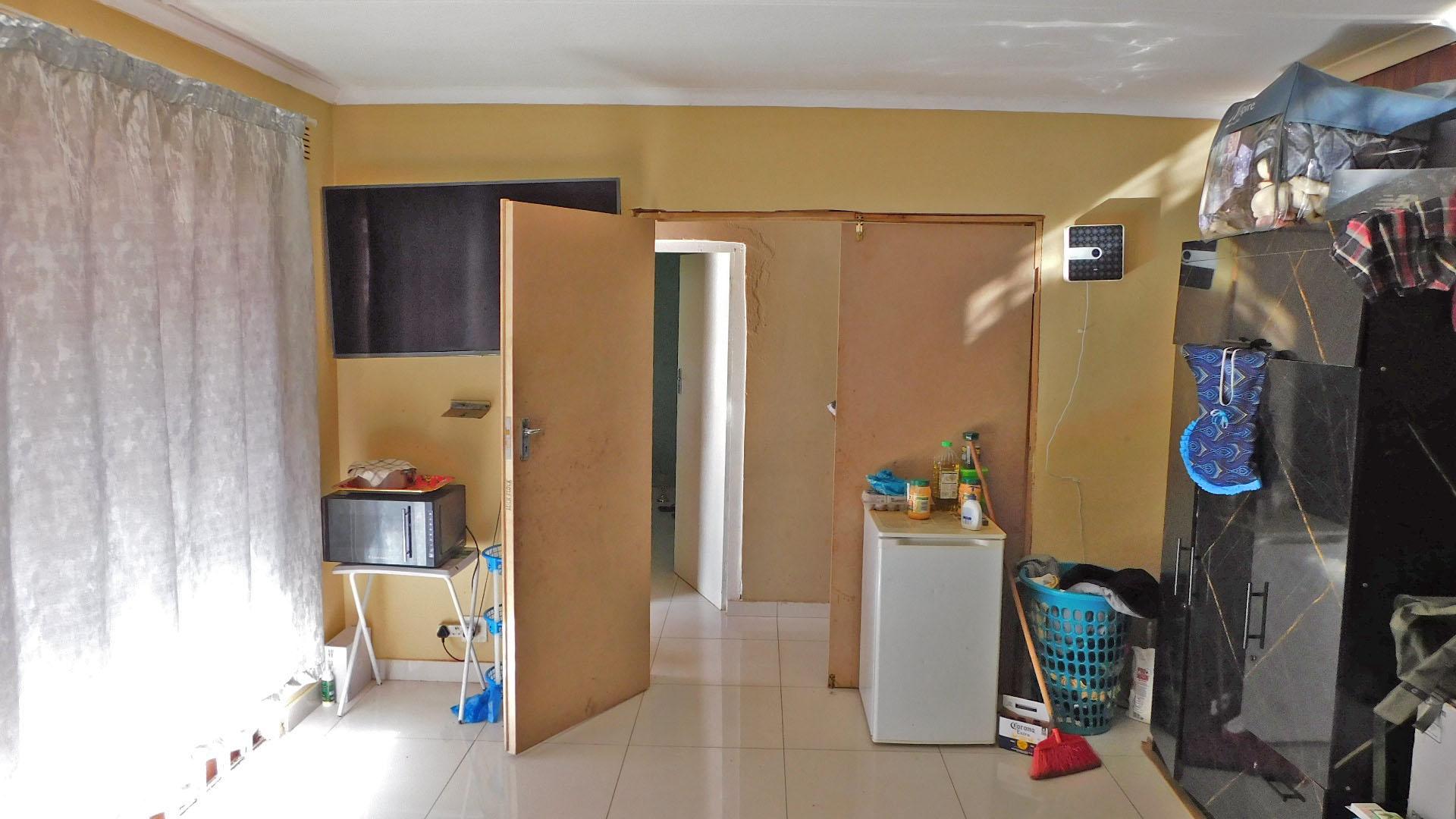 Lounges - 20 square meters of property in Westridge