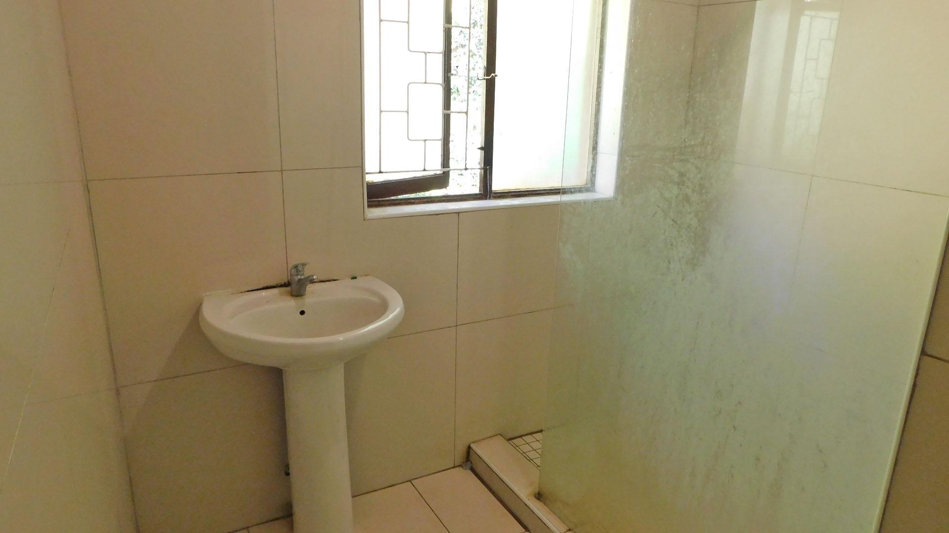 Bathroom 1 - 7 square meters of property in Westridge