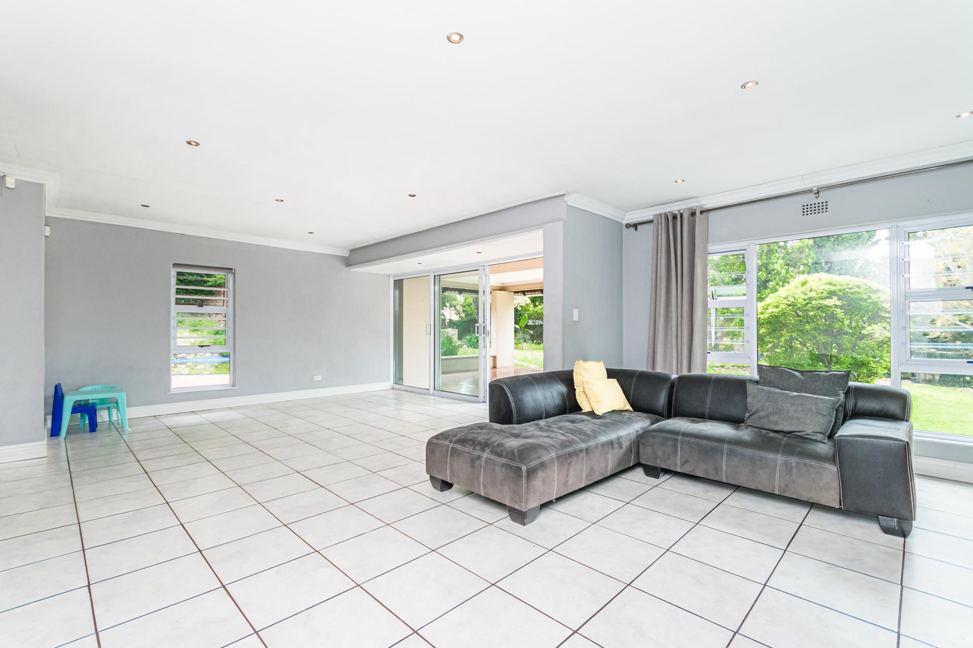 Lounges - 54 square meters of property in Ferndale - JHB