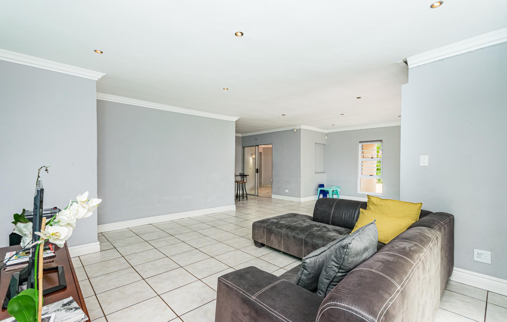 Lounges - 54 square meters of property in Ferndale - JHB