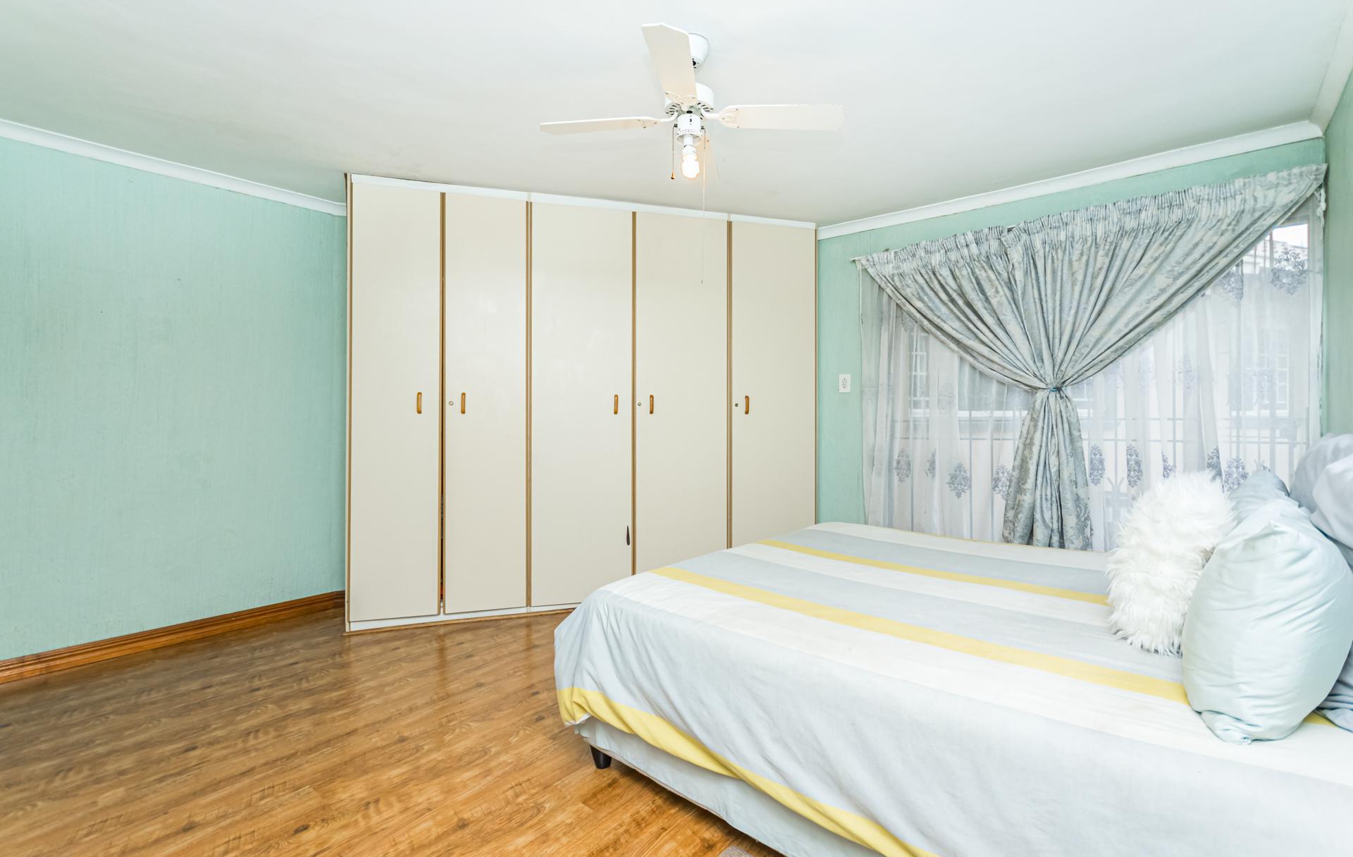 Bed Room 1 - 20 square meters of property in Ferndale - JHB