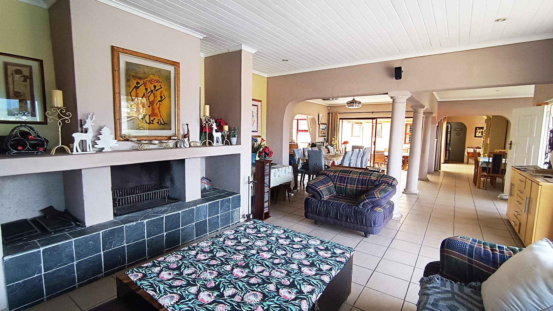 Lounges - 34 square meters of property in Heldervue