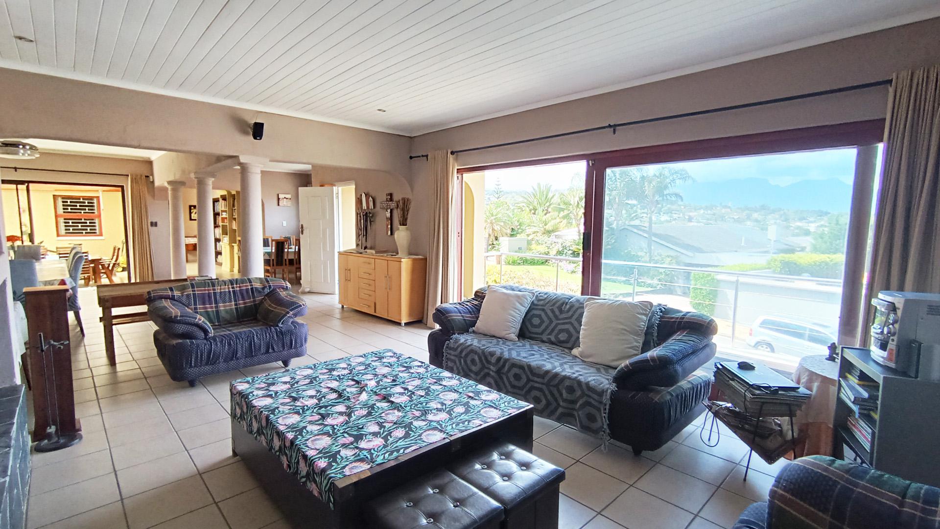 Lounges - 34 square meters of property in Heldervue