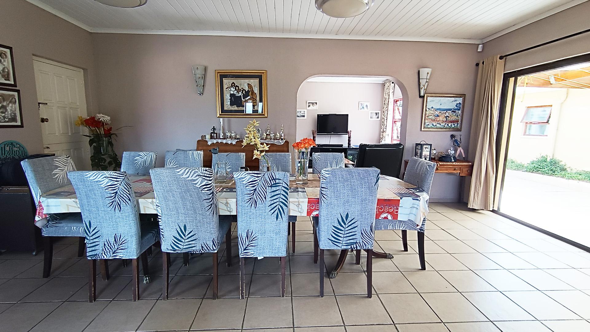 Dining Room - 27 square meters of property in Heldervue