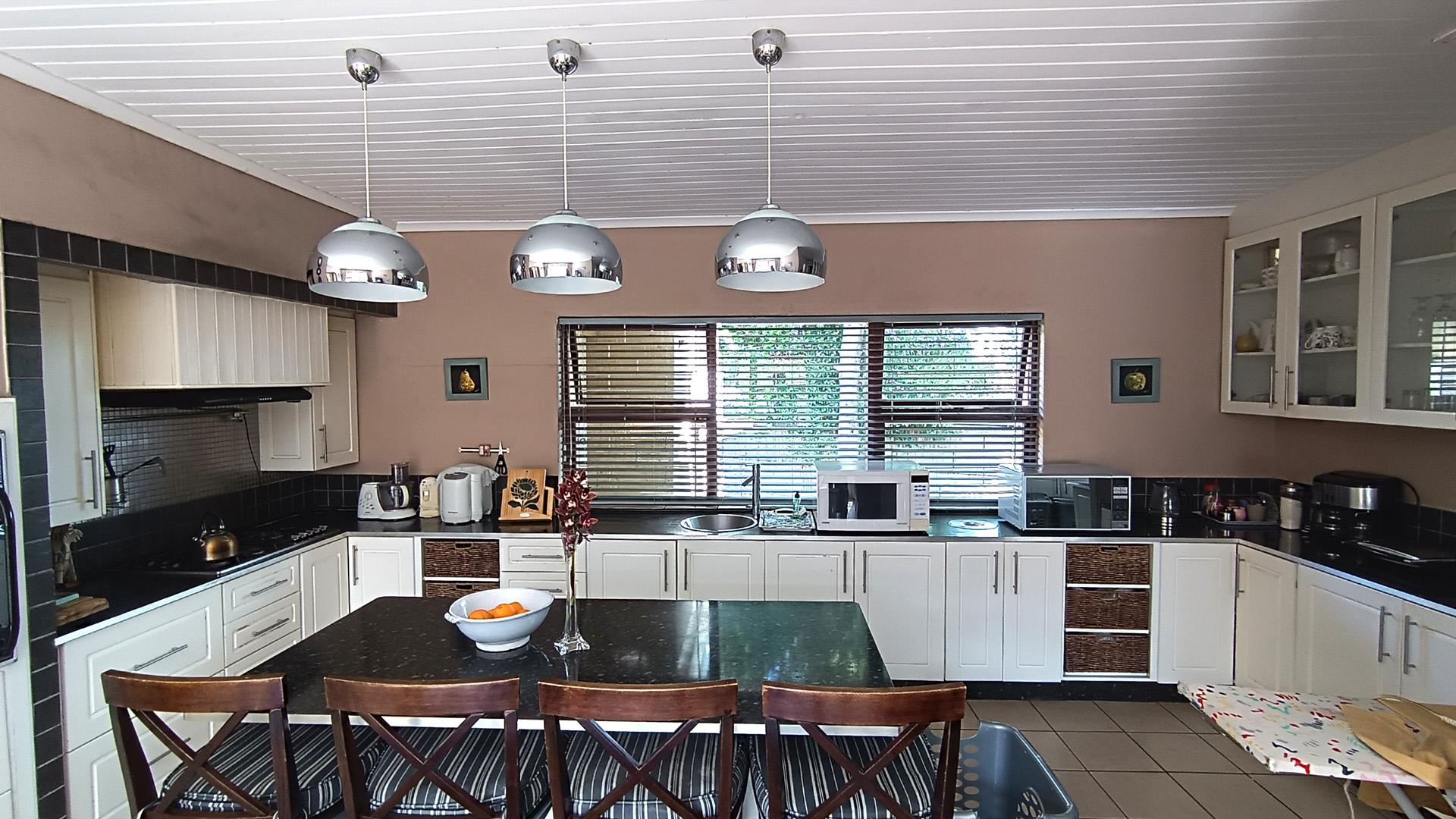 Kitchen - 31 square meters of property in Heldervue